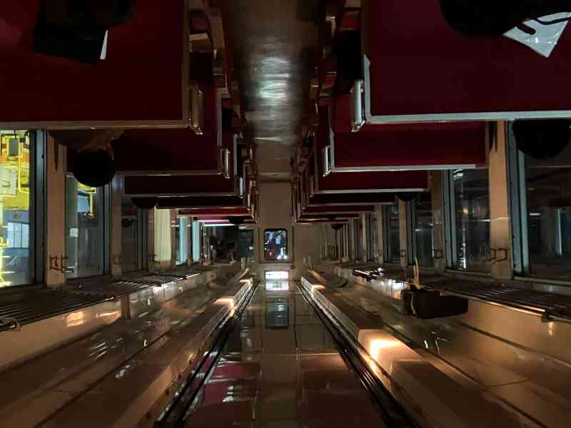 6050型を夜行列車風の減灯にした車両内で仮眠タイム