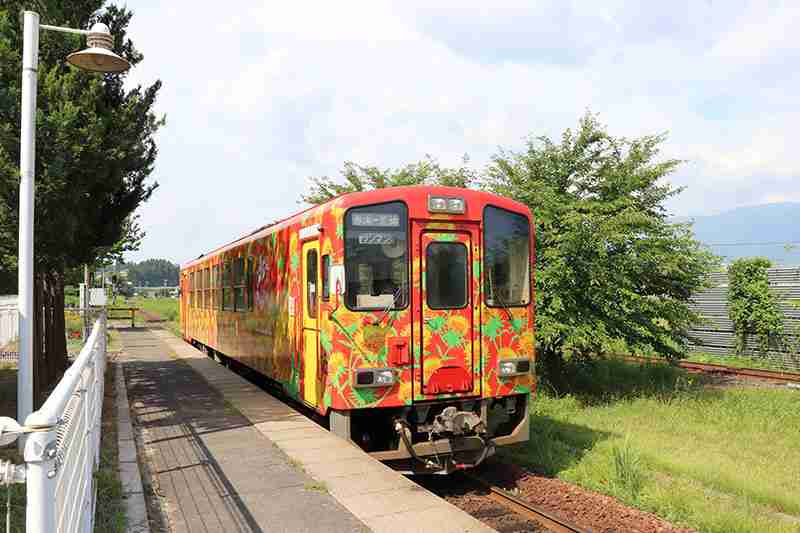 荒砥駅に入線するYR-880形気動車（イメージ）ⓒ山形鉄道株式会社
