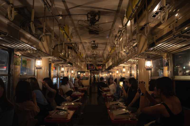 夜キハ　キハ200車内（イメージ）ⓒ小湊鐵道株式会社
