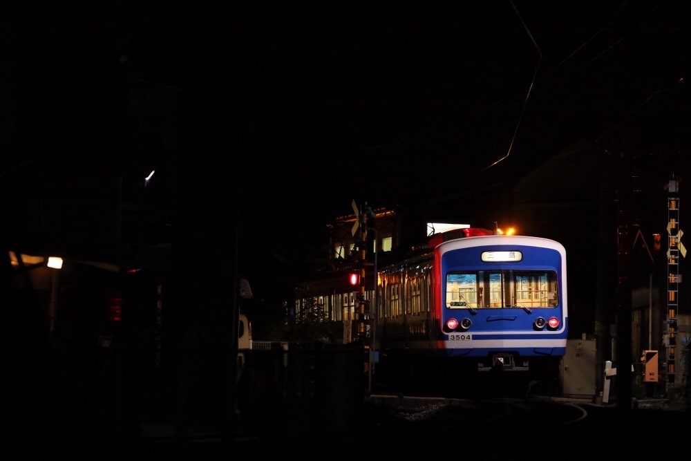 夜に快走する列車　ⓒ伊豆箱根鉄道株式会社