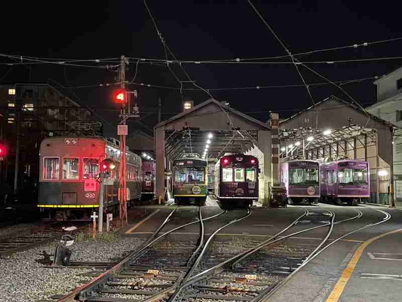 夜間の西院車庫内の301号車と各車両　ⓒ京福電気鉄道株式会社