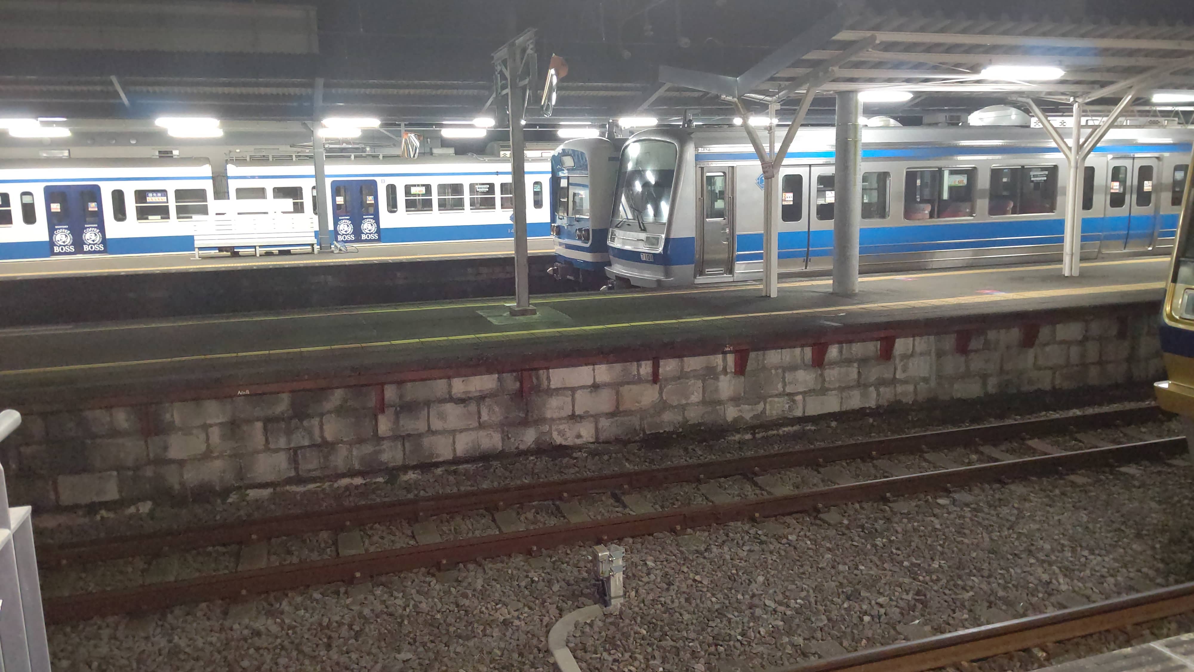 夜の修善寺駅と停泊車両　ⓒ伊豆箱根鉄道株式会社